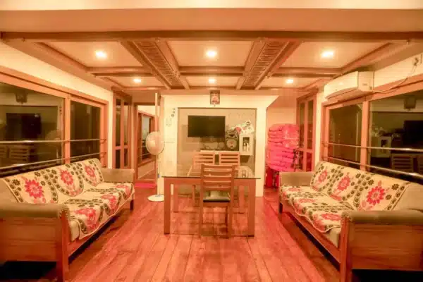 1 bed premium boat6 1 Bedroom Premium Houseboat with Upper Deck