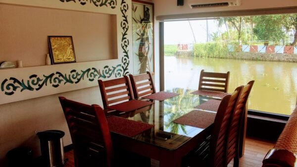 1 Bedroom Luxury Houseboat With Jacuzzi