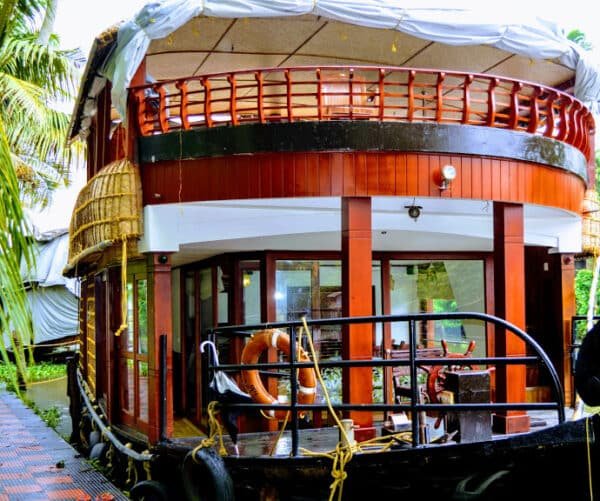 1 Bedroom Luxury Houseboat With Jacuzzi