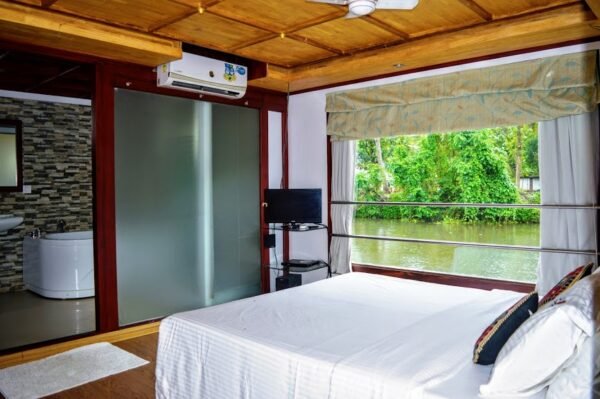 1 Bedroom Luxury Houseboat With Jacuzzi