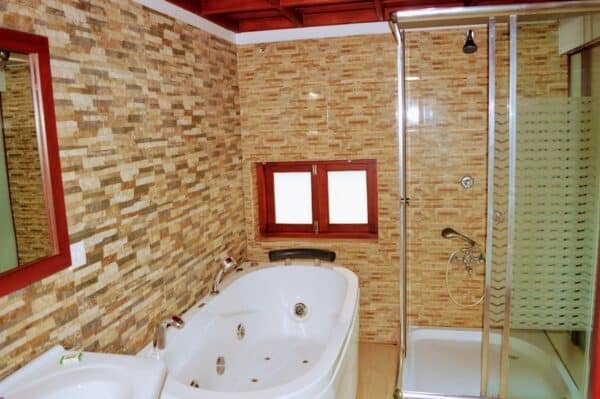 1 Bedroom Luxury Houseboat With Jacuzzi