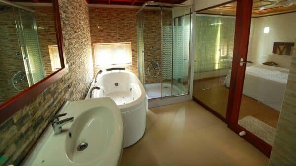 1 Bedroom Luxury Houseboat With Jacuzzi