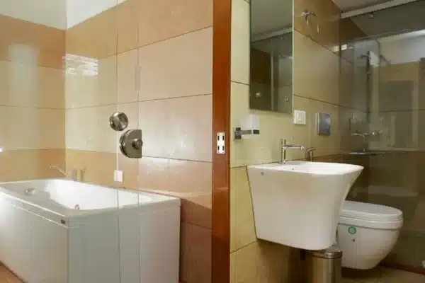 1 bedroom luxury1 1 Bedroom Ultra Luxury Houseboat With Jacuzzi