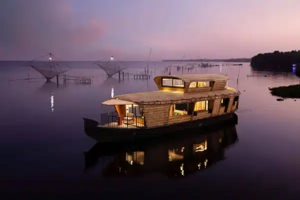1 bedroom luxury1 1 Bedroom Ultra Luxury Houseboat With Jacuzzi
