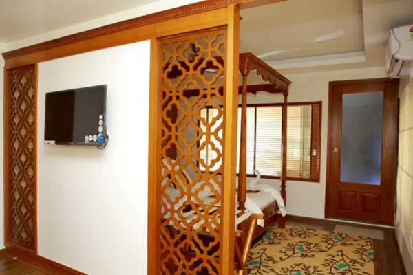 1 bedroom luxury3 1 Bedroom Ultra Luxury Houseboat With Jacuzzi