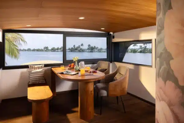 1 bedroom luxury3 1 Bedroom Ultra Luxury Houseboat With Jacuzzi