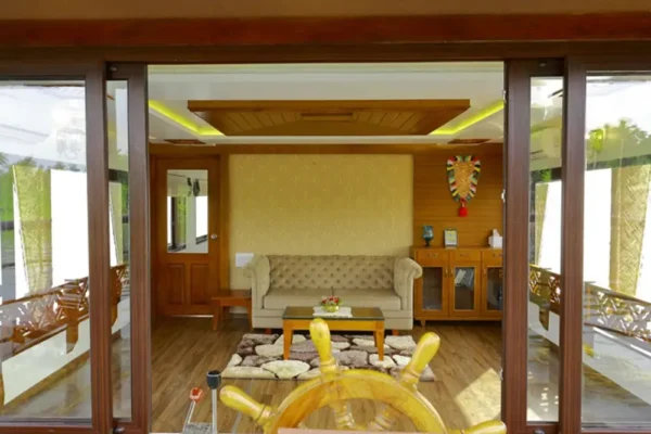 1 bedroom luxury4 1 Bedroom Ultra Luxury Houseboat With Jacuzzi