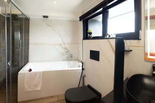 1 bedroom luxury4 1 Bedroom Ultra Luxury Houseboat With Jacuzzi