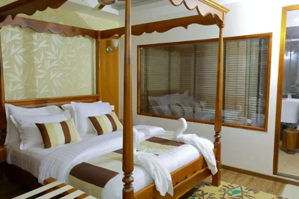 1 bedroom luxury5 1 Bedroom Ultra Luxury Houseboat With Jacuzzi