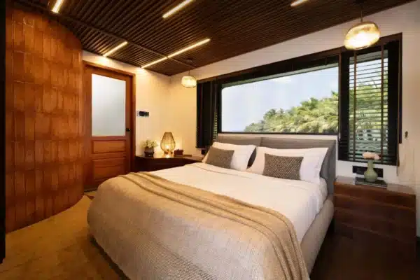 1 bedroom luxury5 1 Bedroom Ultra Luxury Houseboat With Jacuzzi