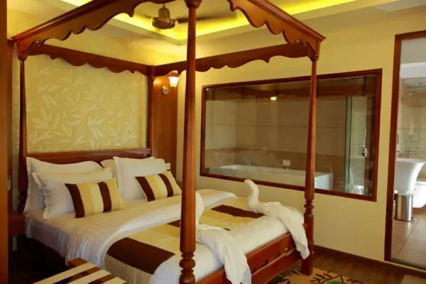 1 bedroom luxury6 1 Bedroom Ultra Luxury Houseboat With Jacuzzi