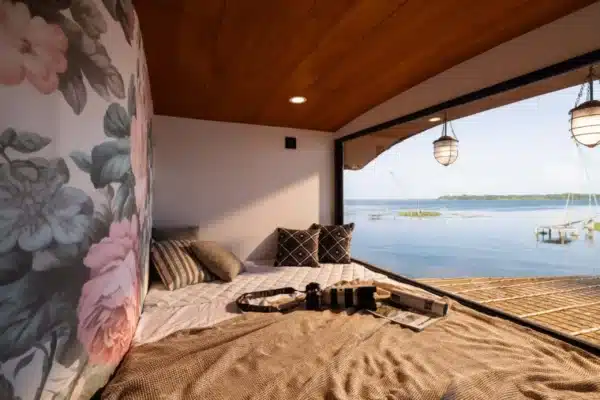 1 bedroom luxury6 1 Bedroom Ultra Luxury Houseboat With Jacuzzi