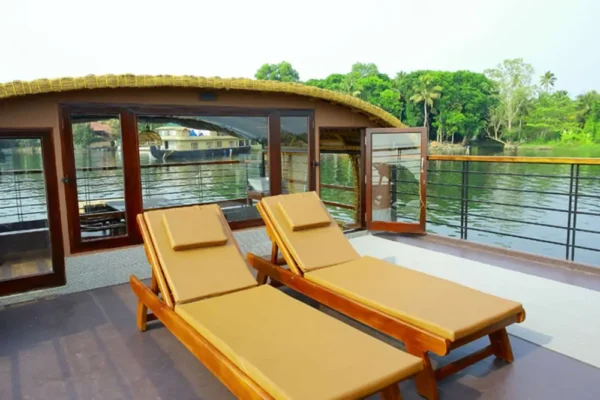 1 bedroom luxury7 1 Bedroom Ultra Luxury Houseboat With Jacuzzi