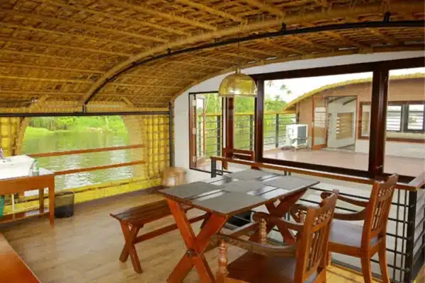 1 bedroom luxury8 1 Bedroom Ultra Luxury Houseboat With Jacuzzi