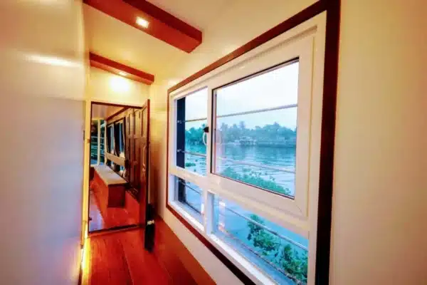 1 Bedroom Premium Houseboat In Alleppey