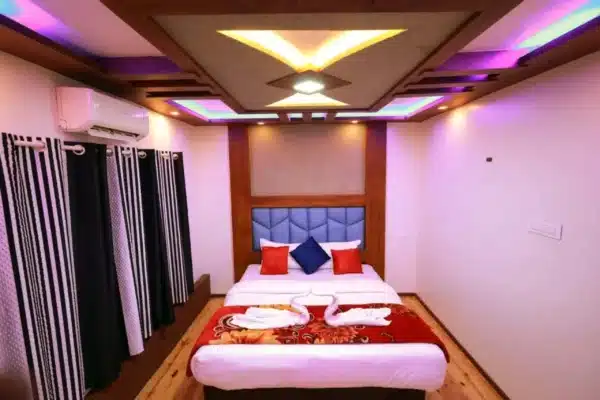 1 Bedroom Premium Houseboat In Alleppey