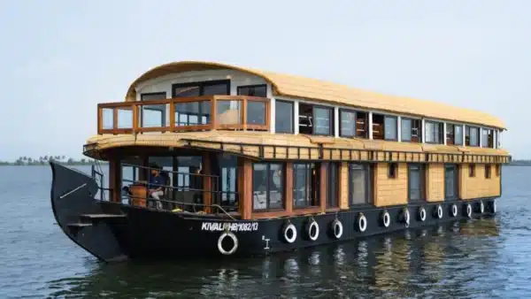 5 Bedroom Luxury Houseboat With Upper Deck