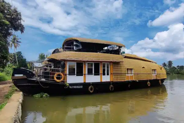 2 bedroom deluxe1.jpg 2 Bedroom Deluxe Houseboat With Deck