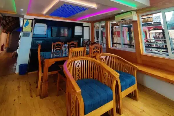 2 bedroom deluxe11.jpg 2 Bedroom Deluxe Houseboat With Deck