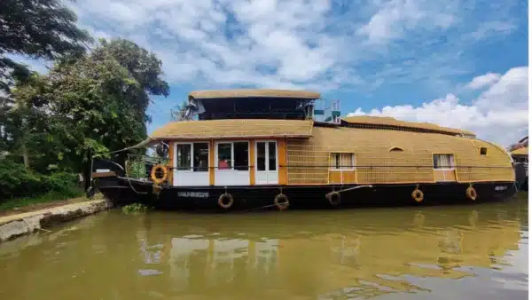 2 Bedroom Deluxe Houseboat With Deck