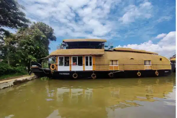 2 bedroom deluxe2.jpg 2 Bedroom Deluxe Houseboat With Deck