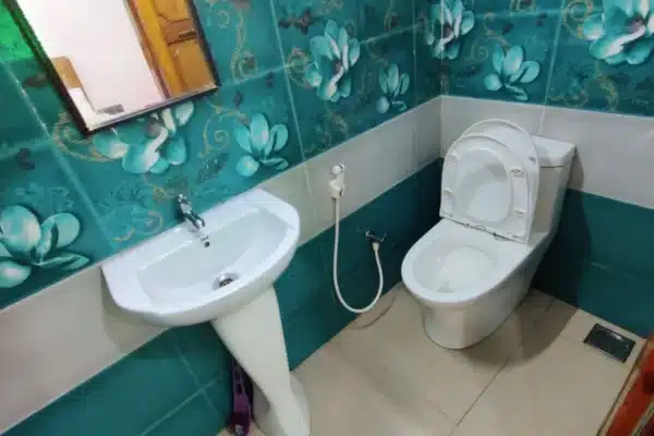 2 bedroom deluxe5.jpg 2 Bedroom Deluxe Houseboat With Deck