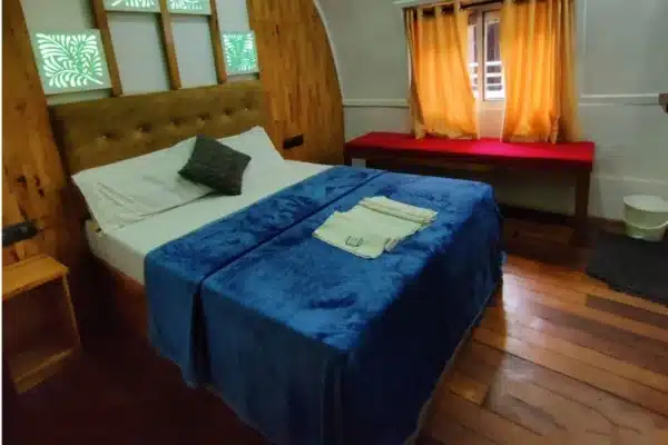 2 bedroom deluxe6.jpg 2 Bedroom Deluxe Houseboat With Deck