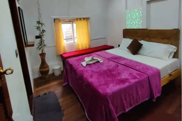 2 bedroom deluxe7.jpg 2 Bedroom Deluxe Houseboat With Deck