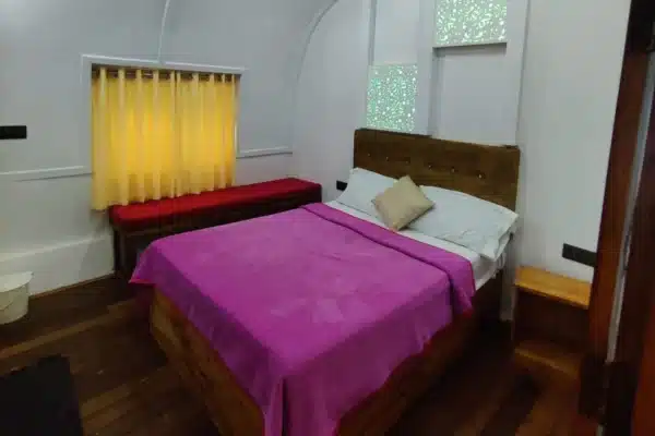 2 bedroom deluxe8.jpg 2 Bedroom Deluxe Houseboat With Deck