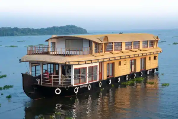 3 bed luxuy houseboat2 3 Bedroom Premium Houseboat With Upper Deck