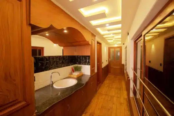3 bed luxuy houseboat3 3 Bedroom Premium Houseboat With Upper Deck