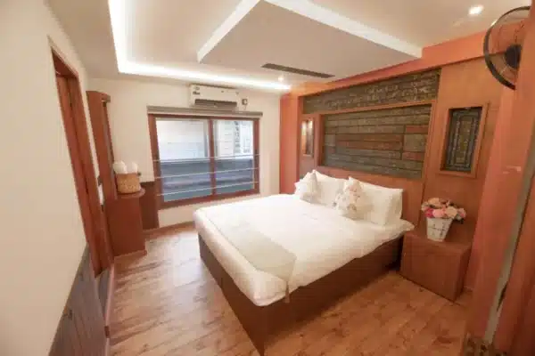 3 bed luxuy houseboat4 3 Bedroom Premium Houseboat With Upper Deck