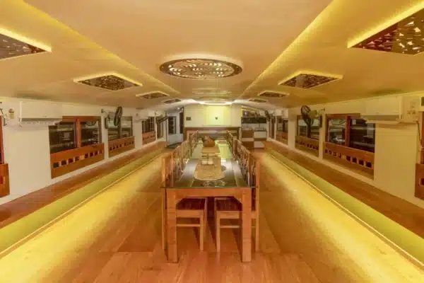 3 bed luxuy houseboat5 3 Bedroom Premium Houseboat With Upper Deck