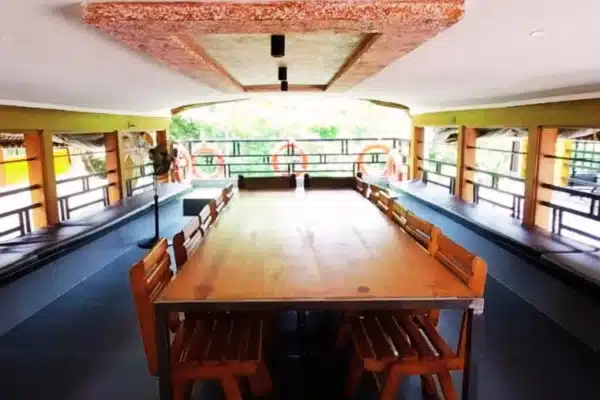 3 Bedroom Deluxe Houseboat With Upper Deck