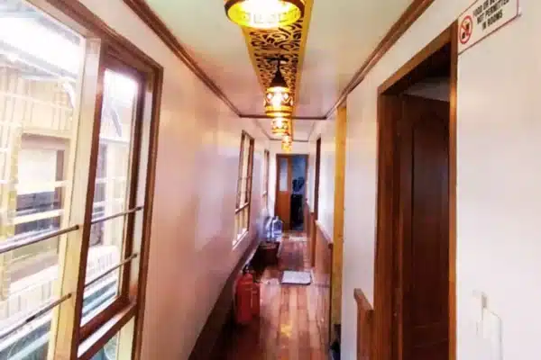 3 Bedroom Deluxe Houseboat With Upper Deck