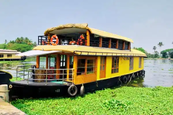 3 Bedroom Deluxe Houseboat With Upper Deck