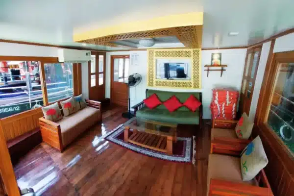3 Bedroom Deluxe Houseboat With Upper Deck