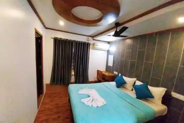 3 Bedroom Deluxe Houseboat With Upper Deck