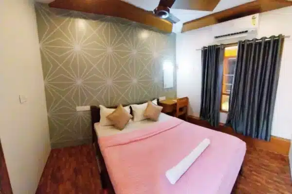 3 Bedroom Deluxe Houseboat With Upper Deck