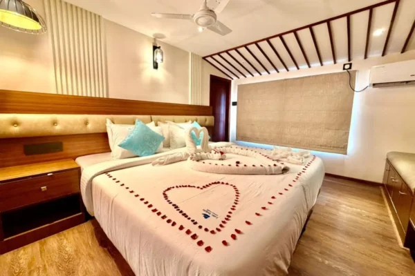 3 bedroom luxury12 3 Bedroom Luxury Houseboat