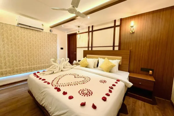 3 bedroom luxury13 3 Bedroom Luxury Houseboat