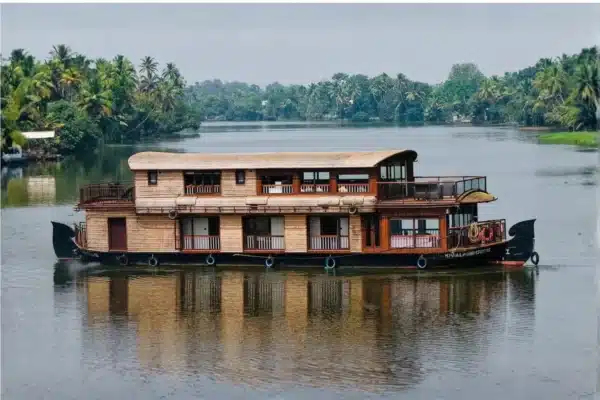 3 bedroom luxury17 3 Bedroom Luxury Houseboat