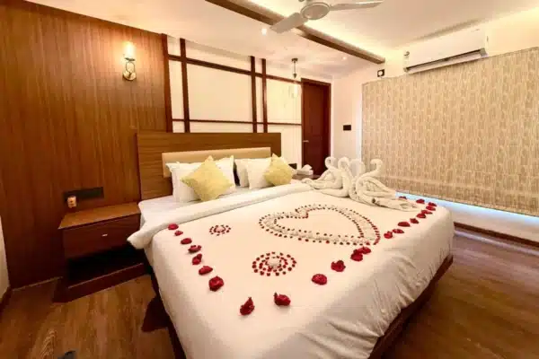 3 bedroom luxury3 3 Bedroom Luxury Houseboat