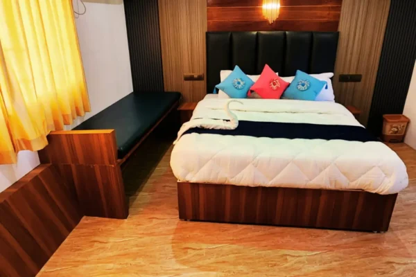 3 Bedroom Premium Houseboat With Upper Deck