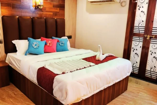 3 Bedroom Premium Houseboat With Upper Deck