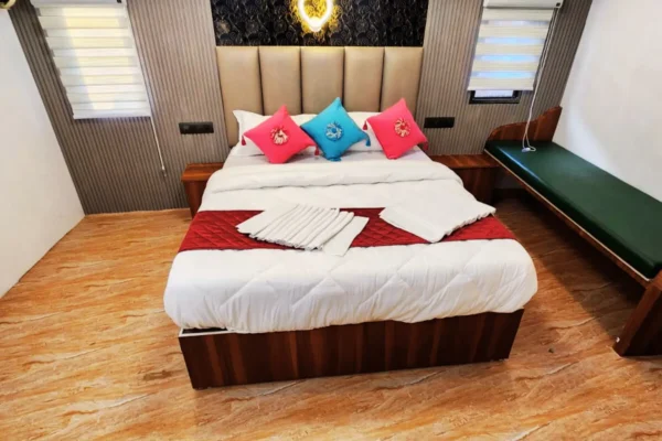 3 Bedroom Premium Houseboat With Upper Deck