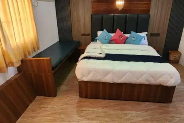 3 Bedroom Premium Houseboat With Upper Deck