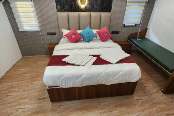 3 Bedroom Premium Houseboat With Upper Deck