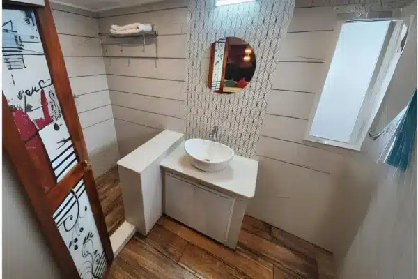 3 Bedroom Premium Houseboat With Upper Deck