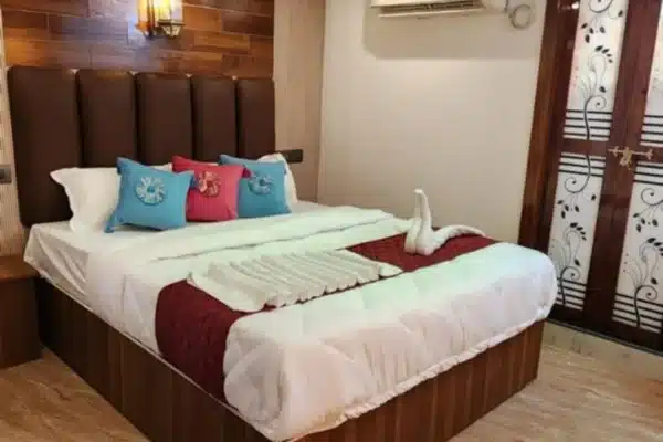 3 Bedroom Premium Houseboat With Upper Deck